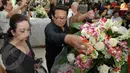 Koeshendratmo tampak hadir dan ikut memberikan salam terakhir pada sahabatnya itu (Liputan6.com/ Faisal R Syam).