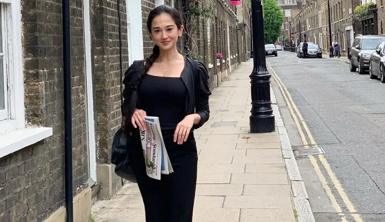 Wanita kelahiran Malang, 20 Maret 1994 ini juga punya selera fashion yang kekinian. Hal tersebut bisa dilihat di akun media sosial Instagramnya. (Liputan6.com/IG/@natasharatulangi)