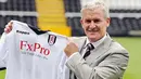 Manajer baru Fulham Mark Hughes berpose dengan kostum The Cottagers dalam acara sesi foto di Craven Cottage, London, 3 Agustus 2010. AFP PHOTO / BEN STANSALL 