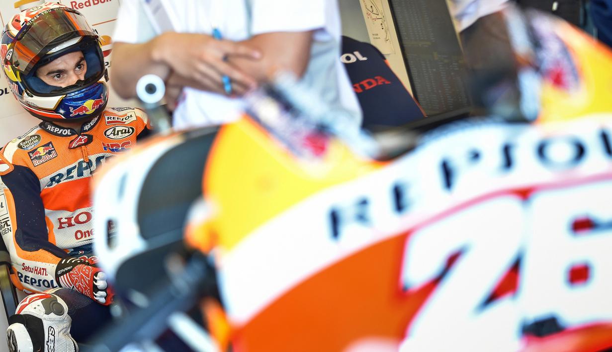 Ekspresi pebalap Repsol Honda, Dani Pedrosa menanti giliran mengikuti sesi latihan bebas pada balapan San Marino Moto GP Grand Prix di Marco Simoncelli Circuit, Misano (9/9/2017). (AFP/Andreas Solaro)