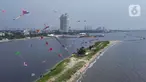 Sejumlah layang-layang saat diterbangkan untuk mengikuti Festival Layang-layang Internasional 2024 di Pantai Lagoon, Taman Impian Jaya Ancol, Jakarta, Kamis (4/7/2024). (Liputan6.com/Herman Zakharia)