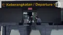 Petugas kebersihan melakukan aktivitas di Bandara Halim Perdanakusuma, Jakarta, Rabu (26/1/2022). Bandara Halim Perdanakusuma ditutup selama 3,5 bulan untuk proses revitalisasi. (merdeka.com/Imam Buhori)