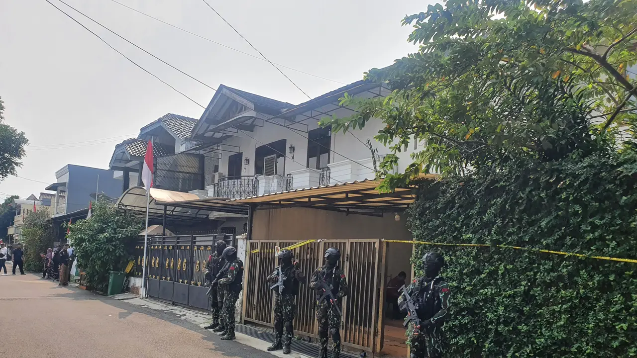 Pengamanan ketat personel Brimob bersenjata lengkap di rumah Ferdy Sambo saat rekonstruksi pembunuhan berencana Brigadir J. (Merdeka.com)
