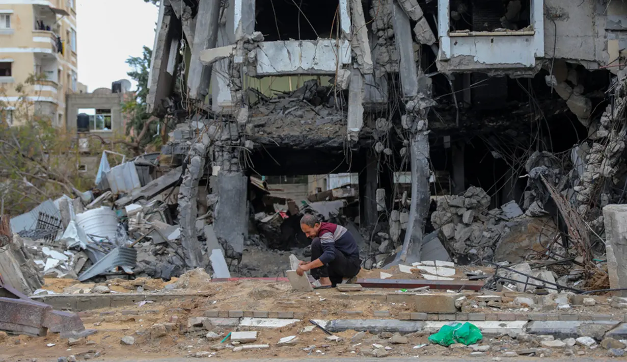 Ada juga warga yang mencari barang-barang yang masih bisa diselamatkan dari reruntuhan bangunan. (AP Photo/Mohammed Hajjar)
