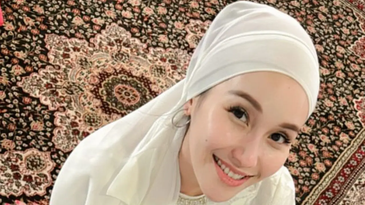 Potret Ayu Ting Ting Tampil Serba Putih Kenakan Kerudung Turban