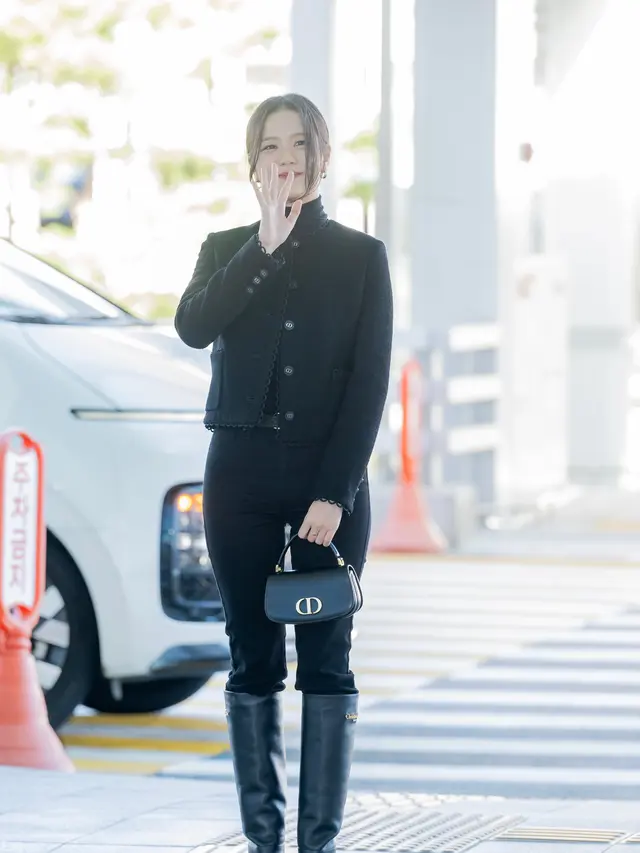 Gaya Airport Style Jisoo Blackpink untuk hadir di Dior Paris Fashion week. diok. Dior