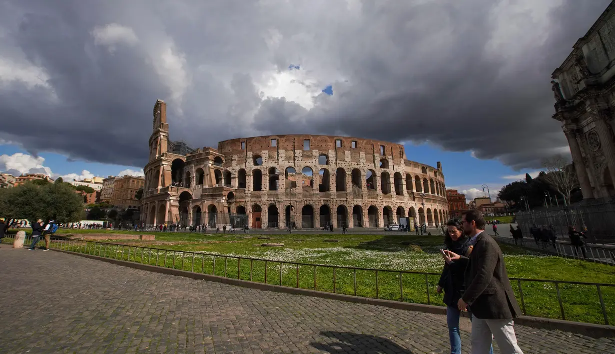 Pemandangan Colosseum yang berada di Roma, Sabtu (7/3/2020). Kekhwatiran terhadap virus corona (COVID-19) membuat tempat-tempat pariwisata di Italia sepi pengunjung, seperti di kawasan Colosseum yang merupakan salah satu dari keajaiban dunia. (AP Photo/Andrew Medichini)