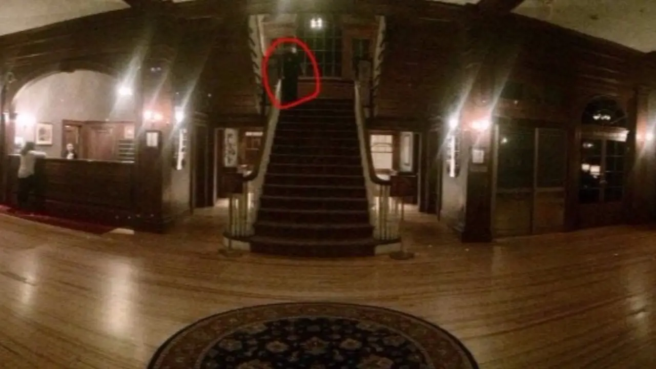 Ada Sosok Misterius di Foto Lobby Hotel Ini 