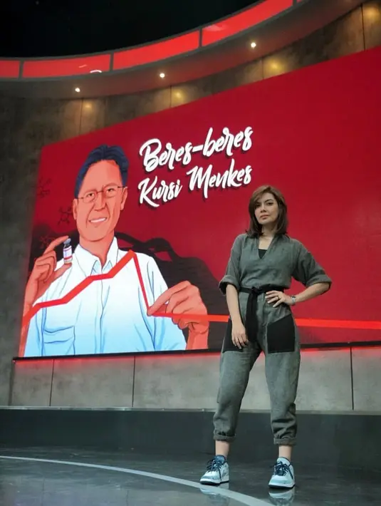 One set berwarna abu-abu dengan detail saku dan ikat pinggang berwarna hitam adalah outfit yang keren saat bekerja. (instagram/najwashihab)