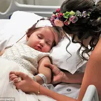 Kondisi sang anak yang kritis membuat pasangan ini menikah di rumah sakit. (Sumber Foto: Dailymail)