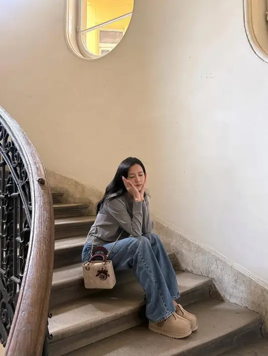 Jisoo BLACKPINK tampil cantik effortless nyaris tanpa makeup dengan rambut panjang yang tergerai [@sooyaaa__]