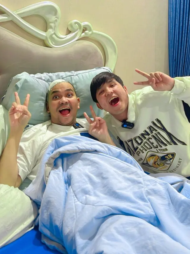 Indra Bekti dijenguk rekan artis di rumahnya (Foto: Instagram jirayutdaa4official)