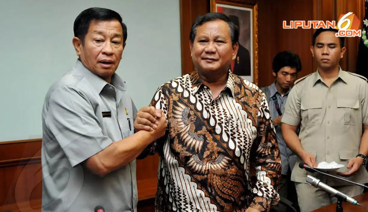 Prabowo tampak melakukan salam komando dengan Agum Gumelar sebelum berpamitan (Liputan6.com/Johan Tallo) 