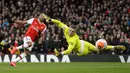 Pemain Arsenal Pierre-Emerick Aubameyang (kiri) mencetak gol ke gawang Everton pada pertandingan Liga Inggris di Emirates Stadium, London, Minggu (23/2/2020). Arsenal menang 3-2. (AP Photo/Kirsty Wigglesworth)