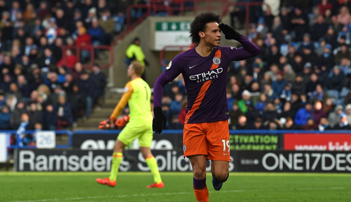 Selebrasi yang dilakukan oleh Leroy Sane usai menjebol gawang Huddersfield pada laga lanjutan Premier League yang berlangsung di stadion John Smith, Huddersfield, Minggu (20/1). Manchester City menang 3-0 atas Huddersfield. (AFP/Paul Ellis)