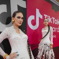 Dipadukan lontorso brokat putih sebagain luaran serta bawahan fringenya. [@lunamaya]