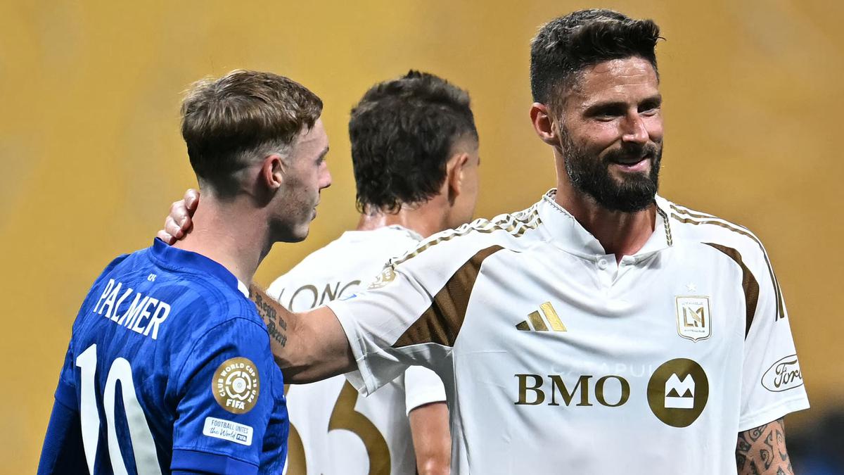 Momen Kocak Piala Dunia Antarklub 2025: Olivier Giroud Lupa Pakai Jersey Hadapi Chelsea