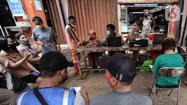 Vaksinasi Booster COVID-19 di Pasar Palmerah