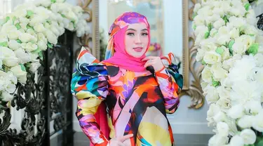 Shella Saukia kerap mengenakan outfit kekinian, salah satunya busana colorful yang sukses mencuri perhatian. Wanita 29 tahun ini tampak kece mengenakan dress yang penuh warna ini. (Liputan6.com/IG/@shellasaukiaofficial).