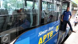 Penumpang saat berada didalam bus APTB di halte Transjakarta BNN, Cawang, Jakarta, Selasa (8/3/2016). Pemprov DKI kembali perbolehkan APTB kembali beroperasi di Jakarta dengan sejumlah syarat. (Liputan6.com/Yoppy Renato)