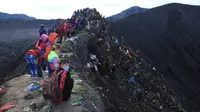 Puncak perayaan Yadnya Kasada masyarakat Tengger lakukan larung sesaji di kawah Gunung Bromo (Istimewa)
