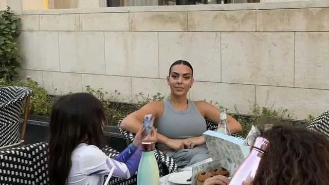 Gaya Kekasih Ronaldo, Georgina Rodriguez di Arab Saudi