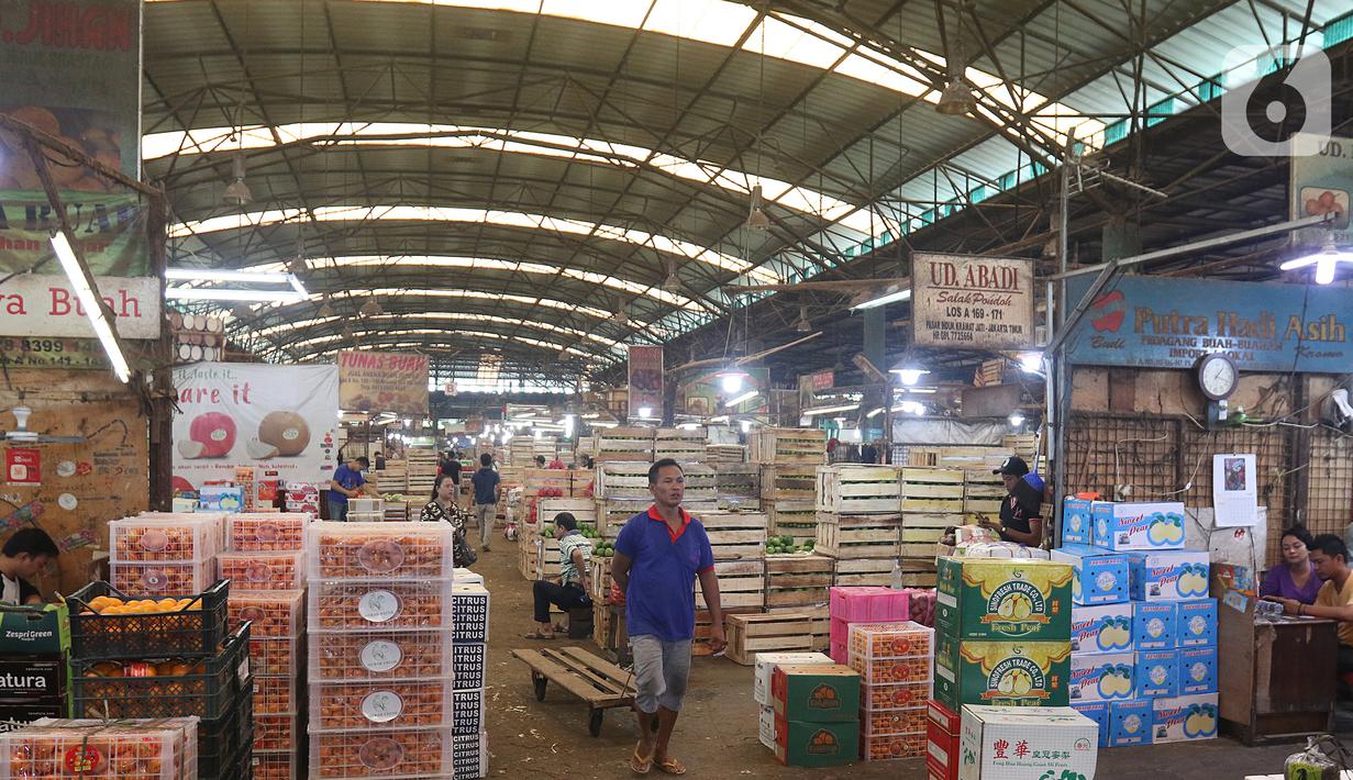 Aktivitas sentra buah di Pasar Induk Kramat Jati, Jakarta, Selasa (28/1/2020). Kementerian Pertanian memperketat pintu masuk impor beberapa jenis makanan termasuk buah-buahan dari daerah atau negara tertentu untuk mengantisipasi dan mencegah penyebaran virus corona. (Liputan6.com/Herman Zakharia)