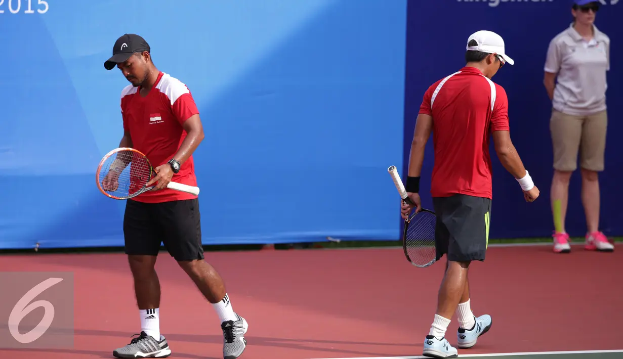 Petenis ganda putra Indonesia, Christopher Rungkat (kanan) dan Sunu Trijati saat tampil melawan S Ratiwatana/S Ratiwatana (Thailand) di nomor beregu Sea Games 2015 di Kallang Tenis Centre, Singapura, Selasa (9/6/2015). (Liputan6.com/Helmi Fithriansyah)