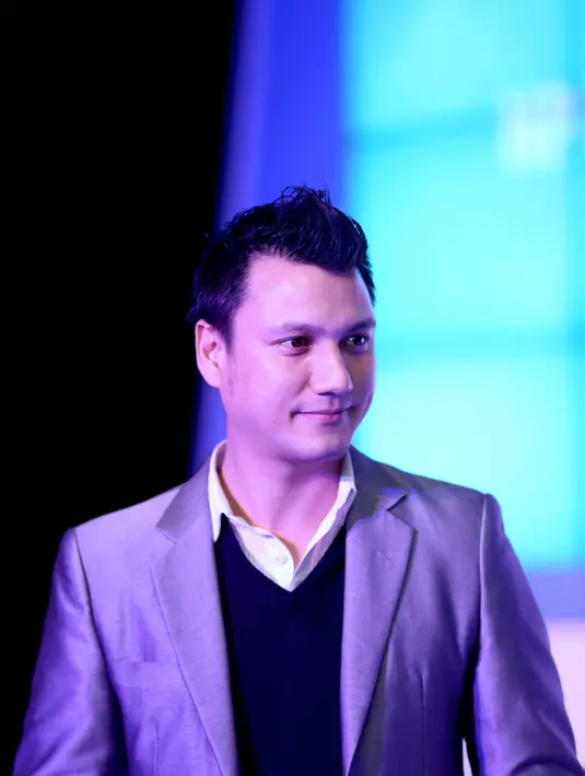 Selain menjalankan bisnis dan syuting, suami artis Titi Kamal ini mempunyai kegemaran baru, yaitu bermain drone (sebuah kamera terbang). (Nurwahyunan/Bintang.com)