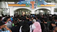 Sejumlah pengunjung antre memasuki lokasi KAI Travel Fair 2017  di JCC Senayan, Jakarta, Sabtu (29/7). Ribuan orang berbondong-bondong untuk bertarung mendapatkan tiket kereta eksekutif dengan harga miring di KAI Travel Fair. (Liputan6.com/Angga Yuniar)