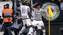 Pemain Juventus Juan Cuadrado (kanan) merayakan gol bersama rekannya Paul Pogbasaat menghadai Torinodalam lanjutan Liga Italy Serie A di Stadion Juventus, Turin, Sabtu (31/10/2015). (REUTERS/Giorgio Perottino)