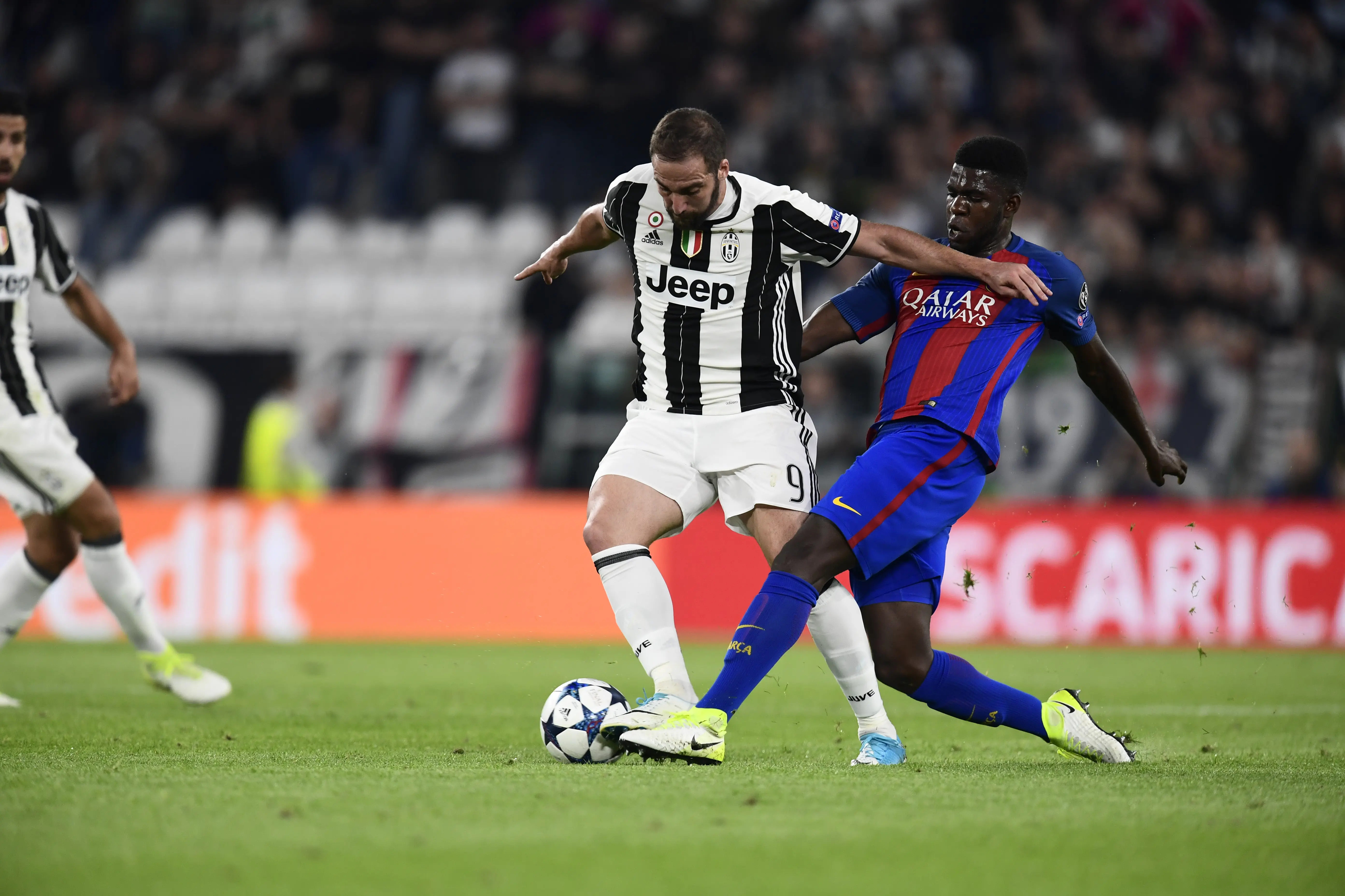 Samuel Umtiti (kanan) menjaga Gonzalo Higuain. (AFP/GIUSEPPE CACACE)