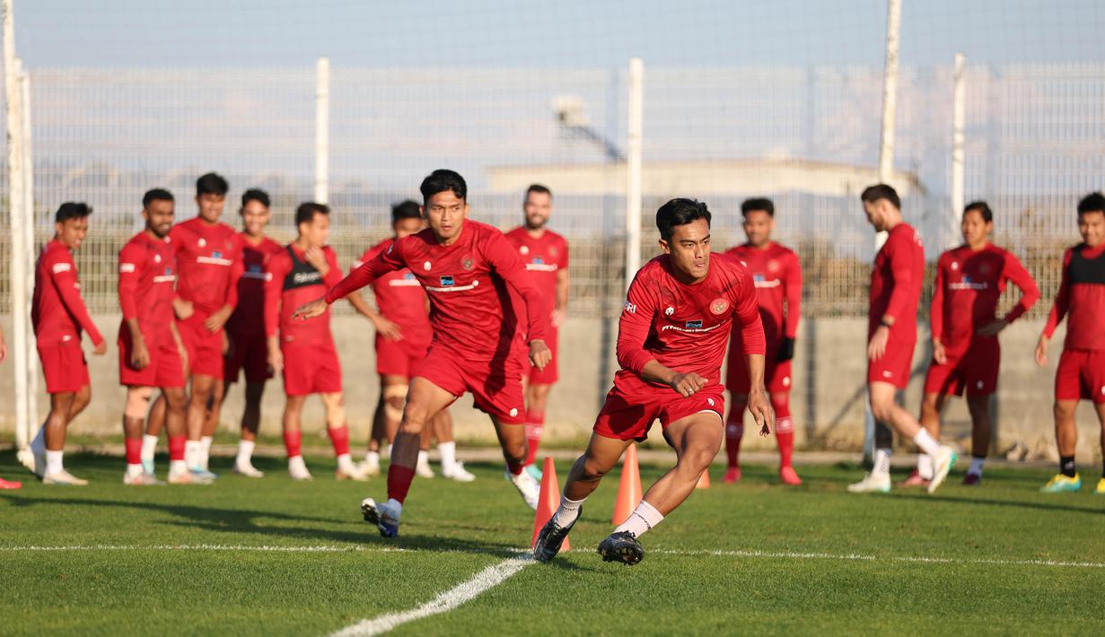 <p>Pemain Timnas Indonesia, Pratama Arhan (kanan) dan Dendy Sulistyawan saat menjalani sesi latihan dalam program pemusatan latihan di Turki, Minggu (31/12/2023). (Dok. PSSI)</p>