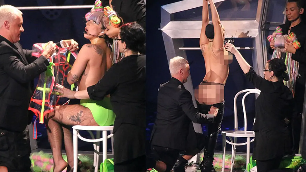 Lady Gaga Ganti Baju di Atas Panggung