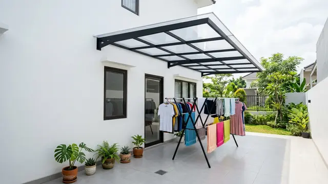 Ide Jemuran Samping Rumah dengan Kanopi Polikarbonat yang Tetap Terang Sepanjang Hari. Gemini