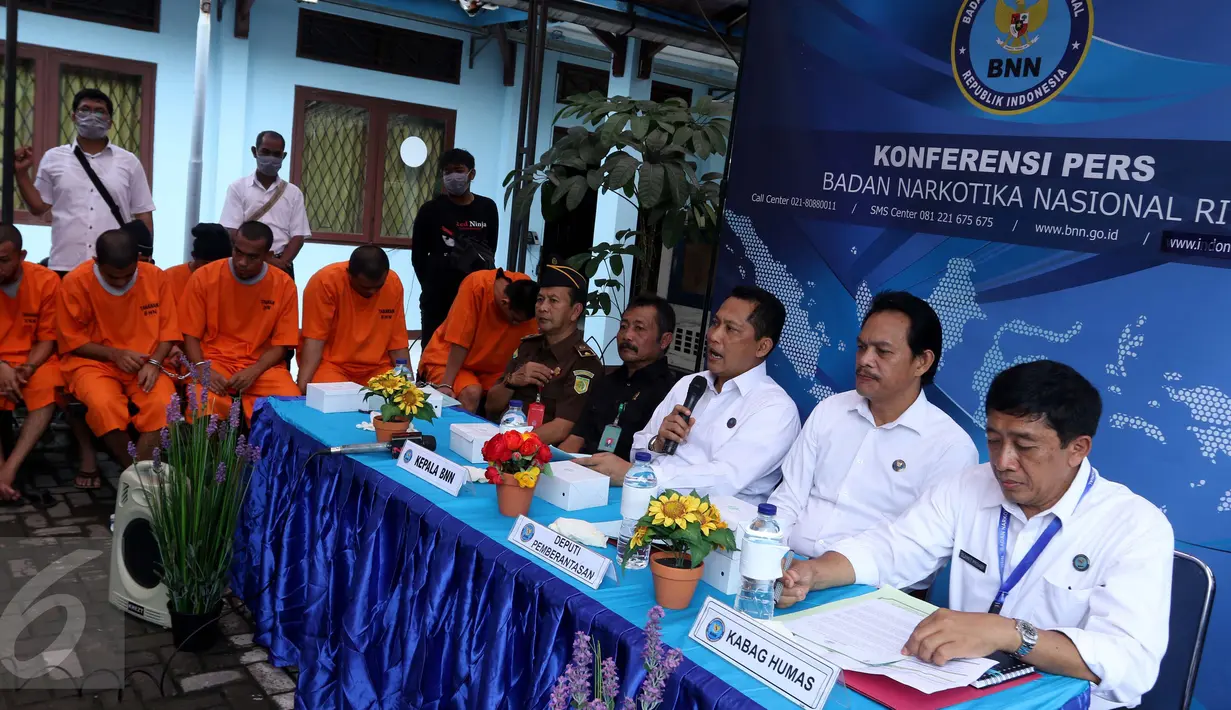 Kepala BNN Budi Waseso memberi keterangan jelang pemusnahan narkotika jenis sabu di lapangan parkir BNN, Jakarta, Senin (24/10). Sebanyak 32.710,50 gram atau 32 kg sabu yang berasal dari jaringan Medan berhasil dimusnahkan. (Liputan6.com/Gempur M Surya)