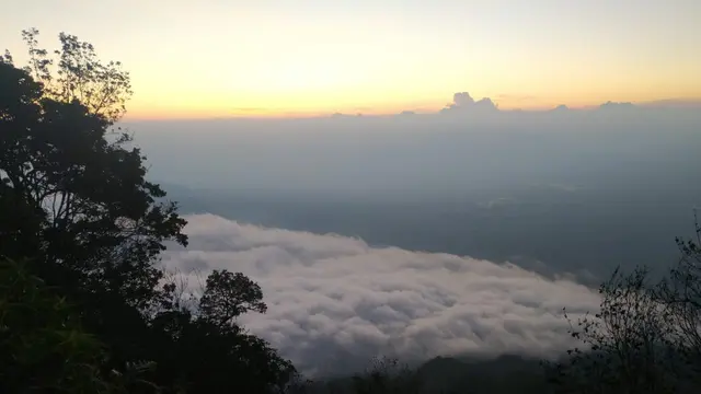 Deretan samudera awan nampak begitu indah di sekitar Puncak Sagara, Garut, Jawa Barat.