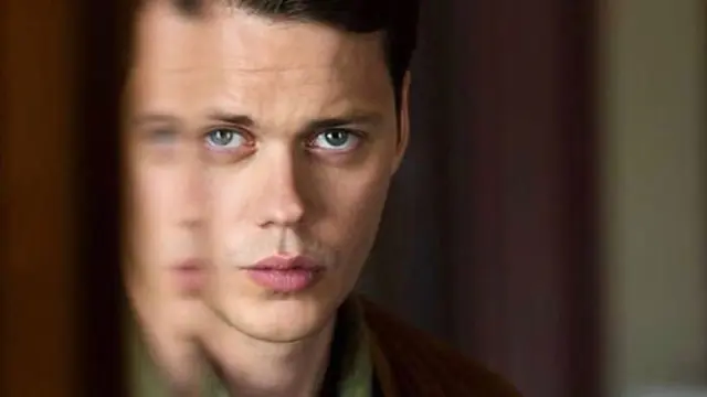 Jadi Sosok Badut Menyeramkan di Film IT, Ini Potret Bill Skarsgard yang Tampan