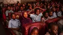 Anak-anak dari berbagai sekolah komunitas di pemukiman informal Nairobi menyaksikan pementasan 'Nutcracker' di Teater Nasional Kenya di Nairobi pada tanggal 2 Desember 2023. (LUIS TATO/AFP)
