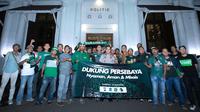 Manajemen Persebaya dan Bonek Mania berkumpul. (Bola.com/Dok. Persebaya)