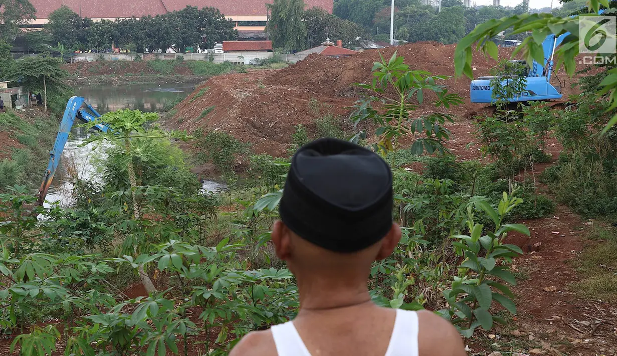 Warga melihat lokasi pembangunan Waduk Rambutan, Jakarta Timur, Rabu (24/10). Keberadaan waduk tersebut nantinya diharapkan bisa menahan luapan kali saat mendapat banjir kiriman. (Liputan6.com/Immanuel Antonius)