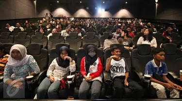 Pengunjung mengikuti kegiatan nonton bareng film di Blitz Grand Indonesia, Jakarta, Sabtu (7/11/2015). Cinemaholic Secret Agent bersama Lipton menyajikan kegiatan menarik, seperti doorprize dan photobooth. (Liputan6.com/Immanuel Antonius)