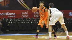 Pemain Pelita Jaya Energi-MP Jakarta, Kelly Purwanto mencoba melewati hadangan pebasket CLS Knights Surabaya pada laga putaran final IndiHome NBL Championship 2015 di di Hall Basket Senayan, Jakarta, Senin (4/5/2015). (Liputan6.com/Herman Zakharia) 