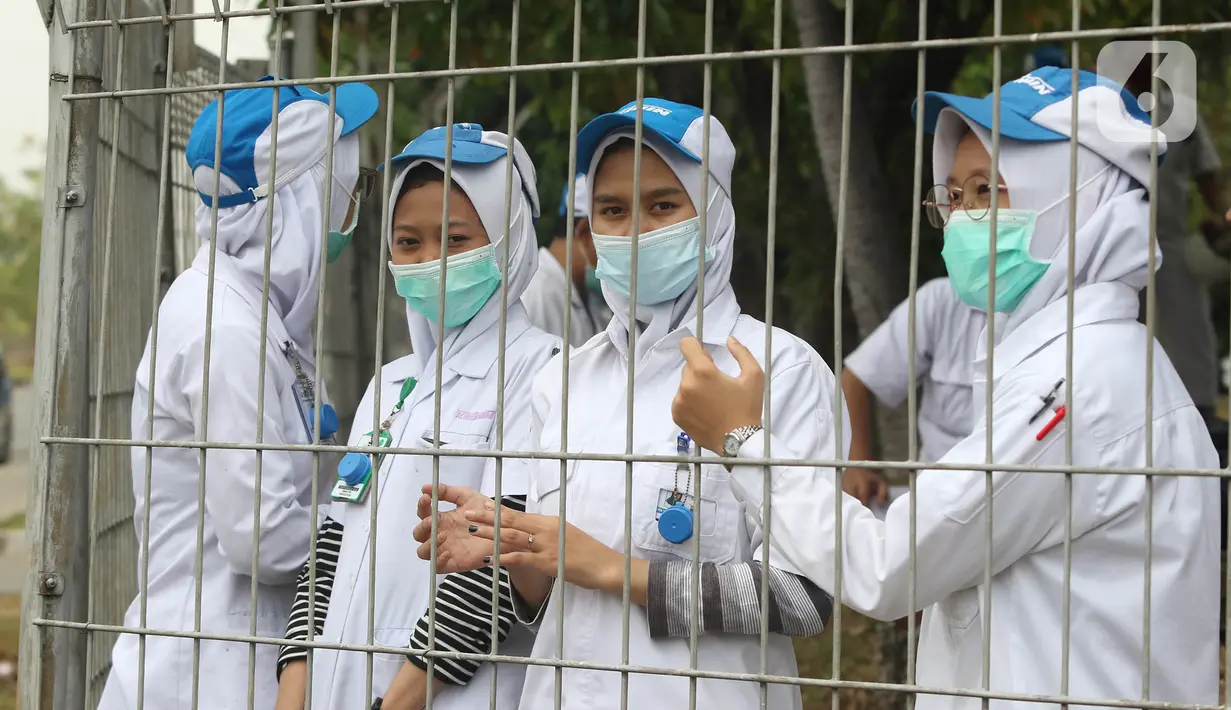 Sejumlah buruh melakukan aksi mogok kerja di kawasan MM 2100, Cikarang, Kabupaten Bekasi, Jawa Barat, Selasa (6/10/2020). Aksi mogok kerja dari tanggal 6-8 Oktober tersebut akibat pengesahan RUU Cipta Kerja oleh DPR dan Pemerintah RI. (Liputan6.com/Herman Zakharia)