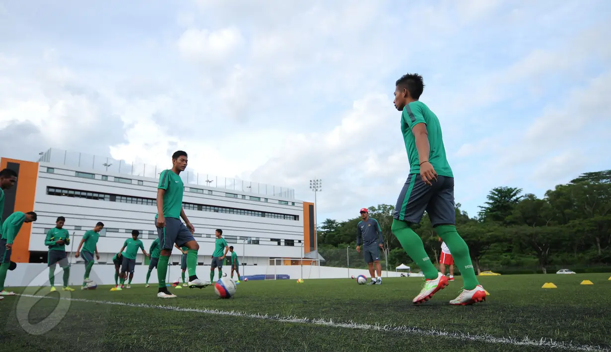 Jelang laga lanjutan penyisihan grup A Sea Games 2015, timnas Indonesia U-23 melakukan latihan di Lapangan Temasek Polytechnic, Singapura, Kamis (4/6/2015). Timnas Indonesia akan melawan Kamboja pada 6 Juni mendatang. (Liputan6.com/Helmi Fithriansyah)
