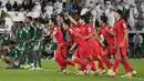 Selebrasi kemenangan para pemain Timnas Korea Selatan setelah memastikan kemenangan 4-2 atas Arab Saudi saat adu tendangan penalti pada laga babak 16 besar Piala Asia 2023 di Education City Stadium, Al Rayyan, Qatar, Rabu (31/1/2024) dini hari WIB. (AP Photo/Thanassis Stavrakis)