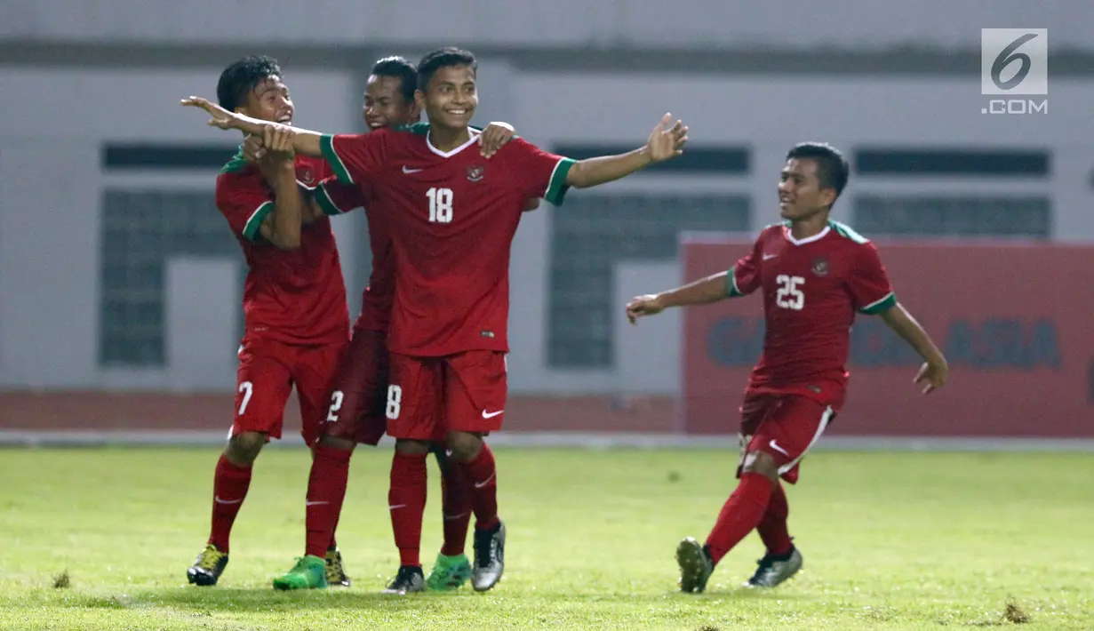 Pemain Timnas Indonesia U-16, Fadilah Nur Rahman melakukan selebrasi usai mencetak gol ke gawang Singapura U-16 saat laga persahabatan di Stadion Wibawa Mukti, Kab Bekasi, Kamis (8/6). Indonesia U-16 menang telak 4-0. (Liputan6.com/Helmi Fithriansyah)