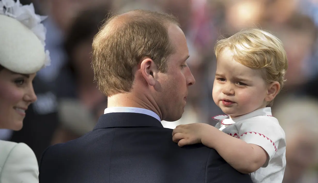 Wajah lucu Pangeran George saat berada dalam gendongan sang ayah, Pangeran William usai usai upacara pembaptisan Putri Charlotte di Gereja St. Mary Magdalene, Sandringham, Inggris, Minggu (5/7/2015). (REUTERS/Chris Jackson/Pool)