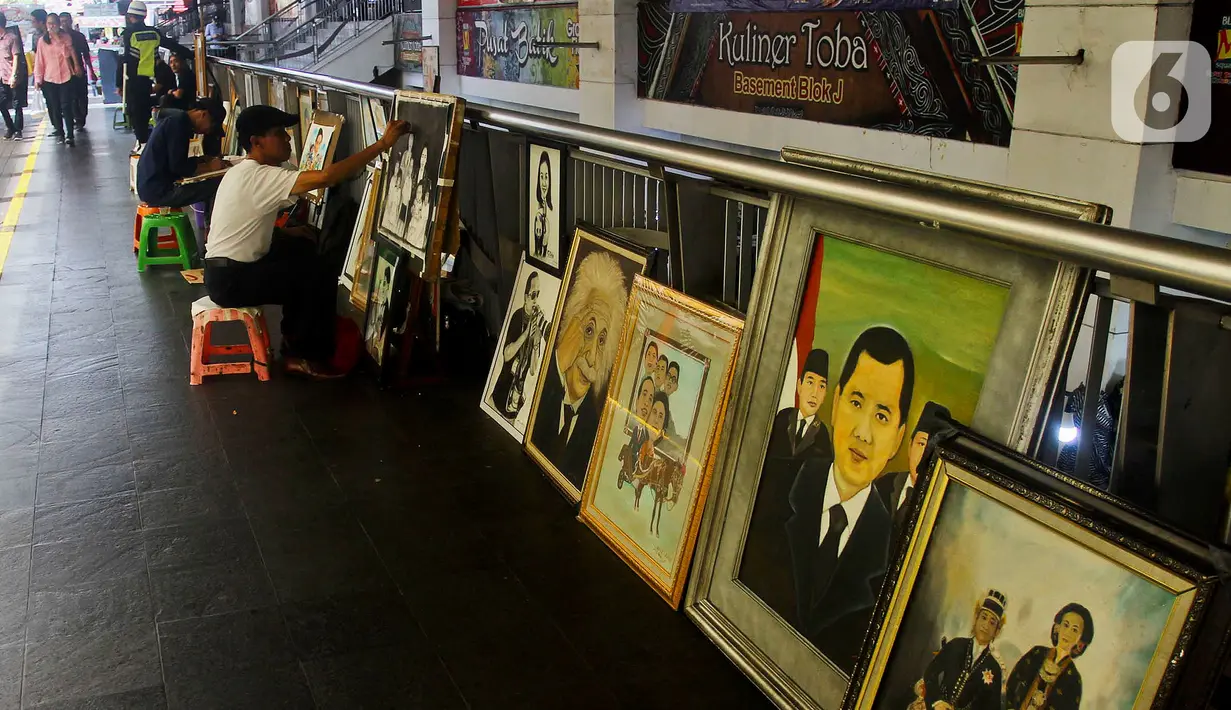 Seniman lukis mengerjakan order jasa lukis di kawasan Blok M Square, Jakarta Selatan, Sabtu (8/2/2020). Untuk satu wajah, mereka membanderol harga mulai dari Rp 400.000 untuk BW dan Rp 600.000 untuk full clour berukuran 2R. (Liputan6.com/Johan Tallo)