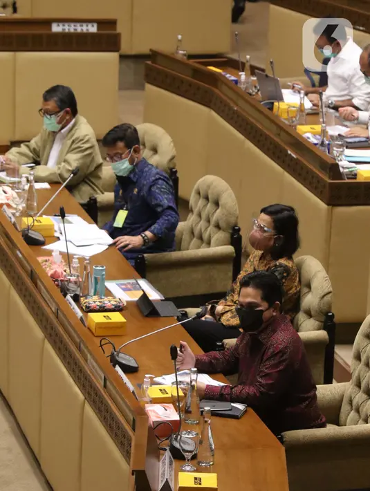 (kanan ke kiri) Menteri BUMN Erick Thohir, Menteri Keuangan Sri Mulyani Indrawati, Menteri Pertanian Syahrul Yasin Limpo, dan Menteri ESDM Arifin Tasrif rapat konsultasi dengan pimpinan DPR membahas masalah pupuk subsidi di Kompleks Parlemen, Jakarta, Selasa (9/2/2021). (Liputan6.com/Angga Yuniar)